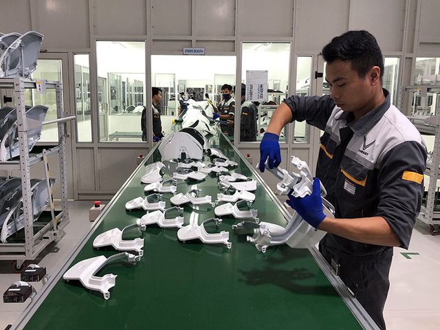 Mô-tơ điện của VinFast Klara do Bosch cung cấp, bộ lốp không săm đóng thương hiệu IRC và được sản xuất tại Việt Nam.