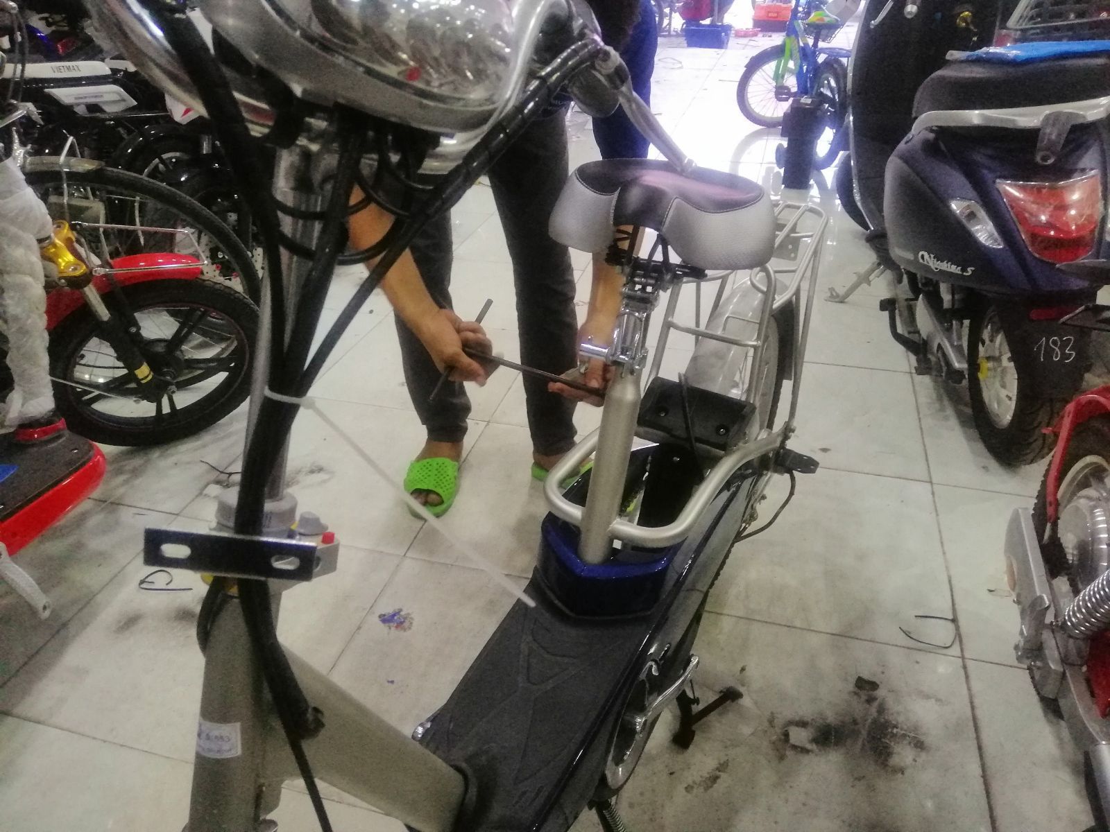 Thợ sửa xe pháo tái ngắt chế xe đạp điện tặng trẻ nhỏ nghèo khó  VTVVN
