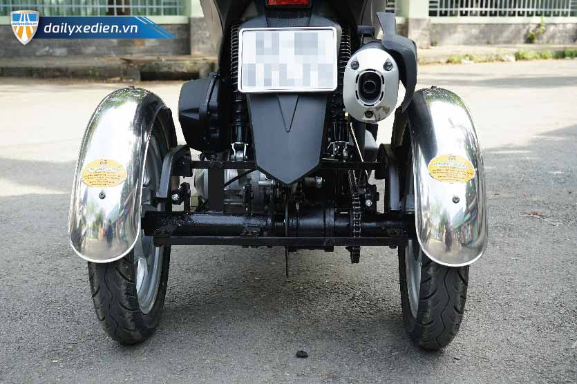 Three-wheeler with reverse gear