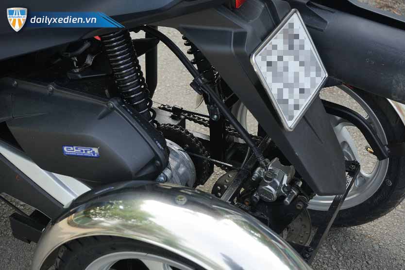 Three-wheeler for elderly users