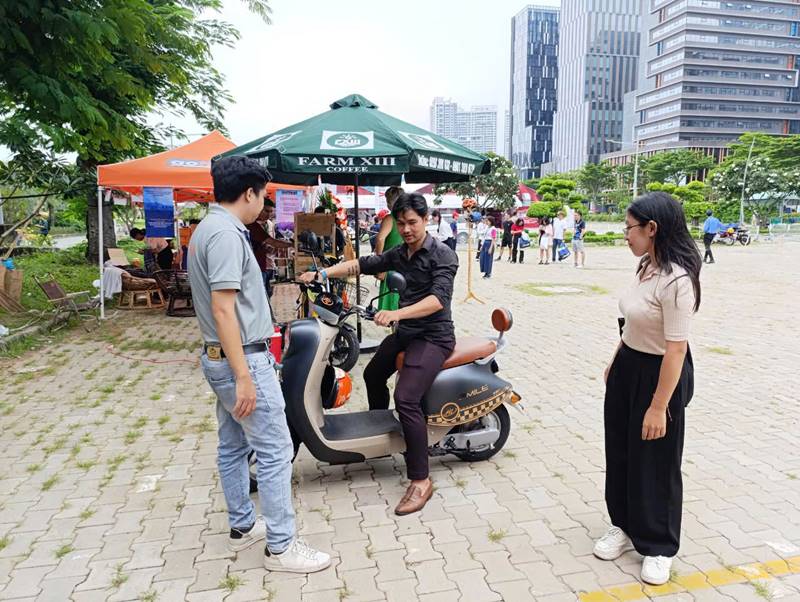 Khách hàng trải nghiệm xe đạp điện AIE Smile tại Vietnam Cycle 2024