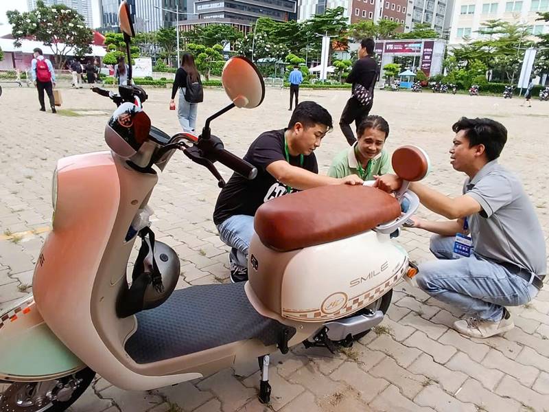 Khách hàng trải nghiệm xe đạp điện AIE Smile tại Vietnam Cycle 2024