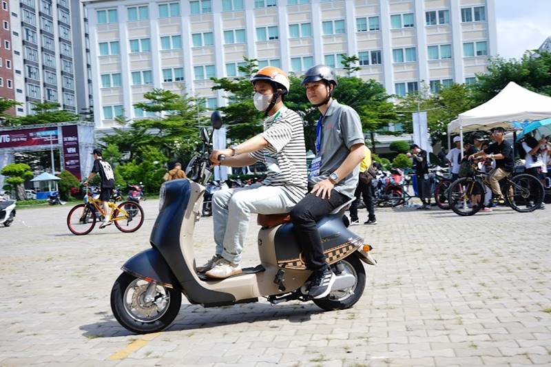 Khách lái thử xe đạp điện AIE Smile tại Vietnam Cycle Expo 2024