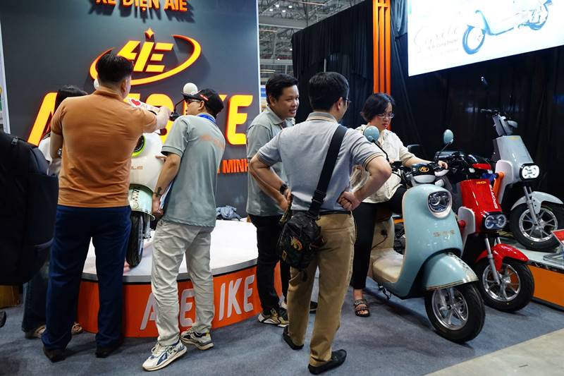 Xe đạp điện công nghệ thông minh AIE Smile thu hút sự chú ý của đông đảo khách hàng. Ảnh: AI Ebike