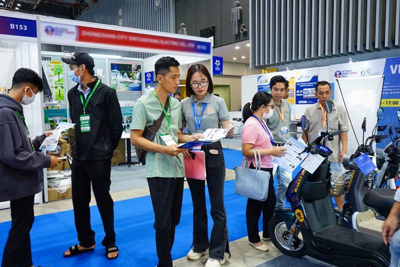 Các khách hàng tìm hiểu mẫu xe đạp điện AIE Smile. Ảnh: AI Ebike