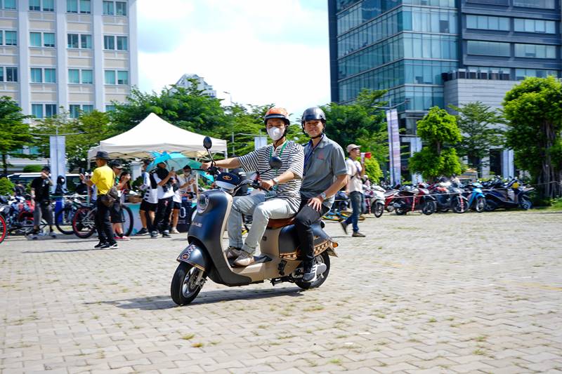 Khách hàng trải nghiệm lái thử xe đạp điện AIE Smile. Ảnh: AI Ebike