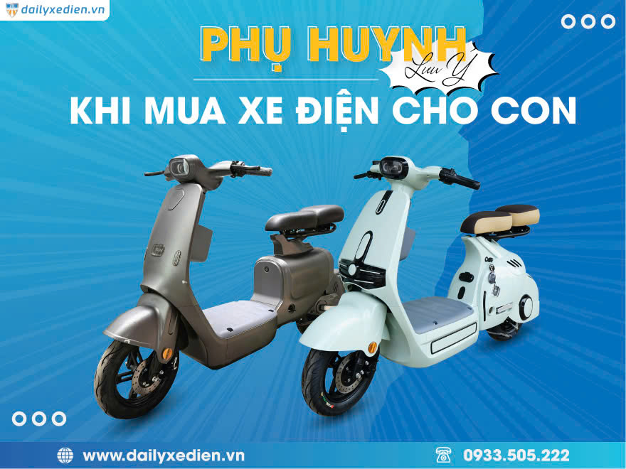 Phụ huynh chọn xe điện cho con.