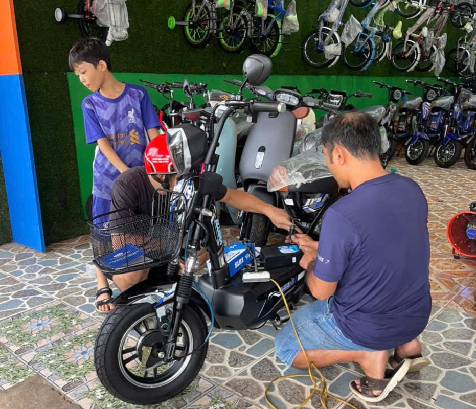 Phụ Huynh lựa chọn xe điện Bluera Việt Nhật uy tín để mua xe cho con.