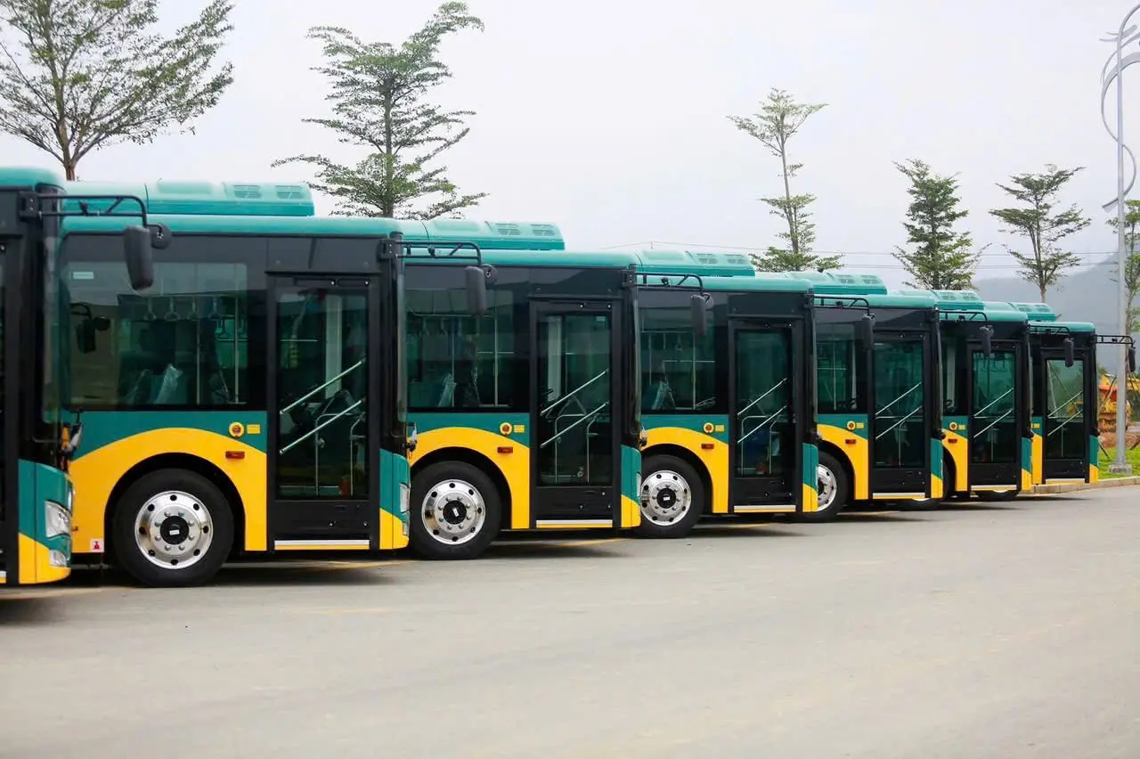 Hình ảnh minh họa xe điện và xe xăng