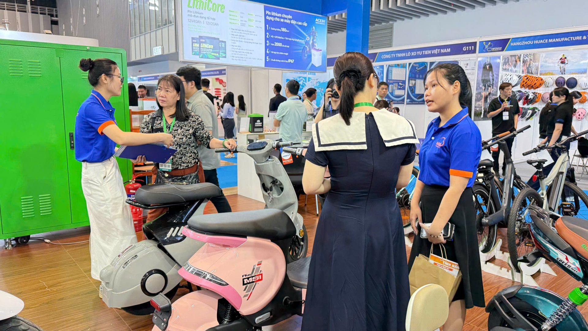 Hình ảnh minh họa xe điện và xe xăng