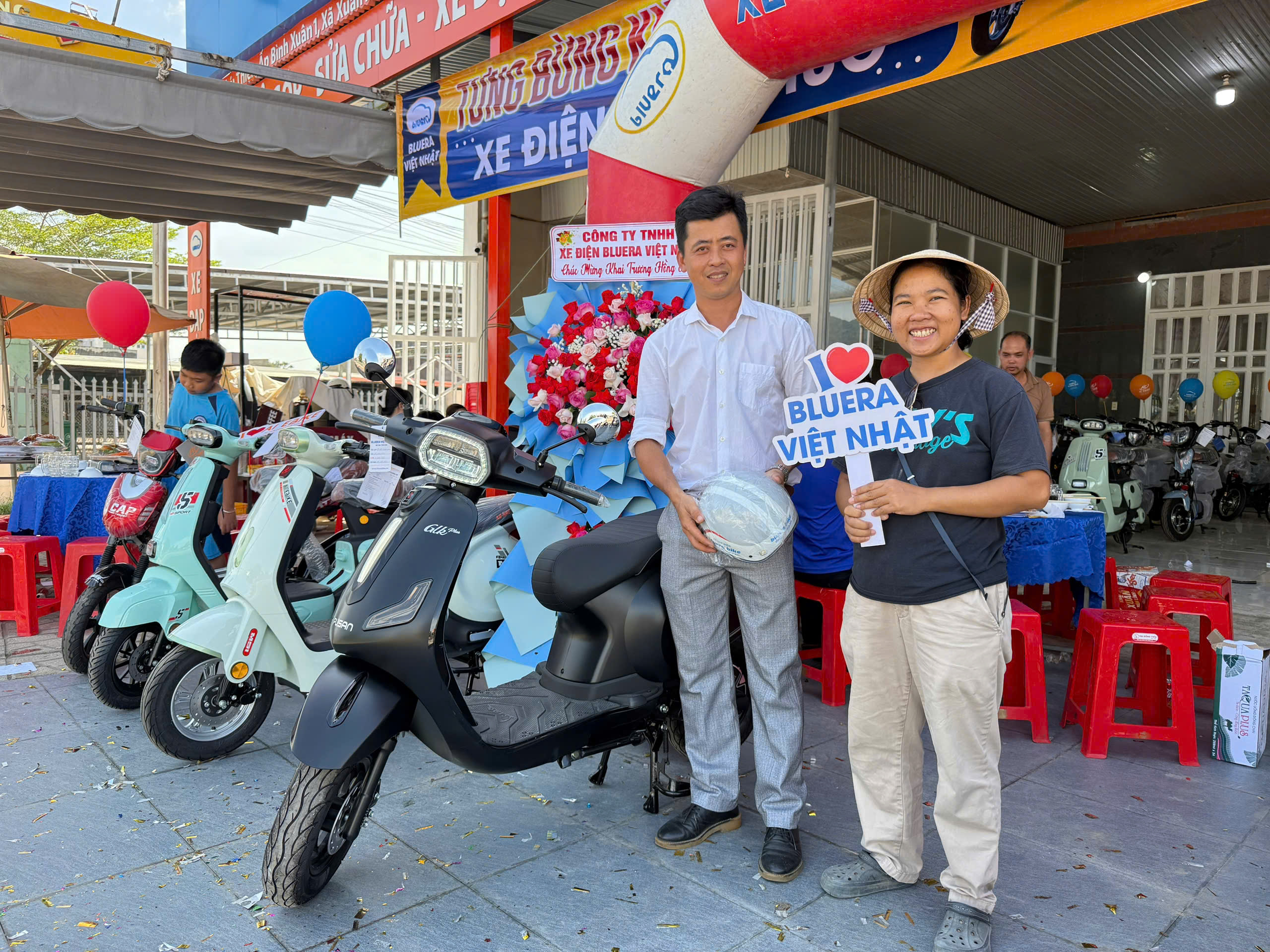 Khách hàng đầu tiên tại cửa hàng xe điện Bluera Việt Nhật Lộc Phúc